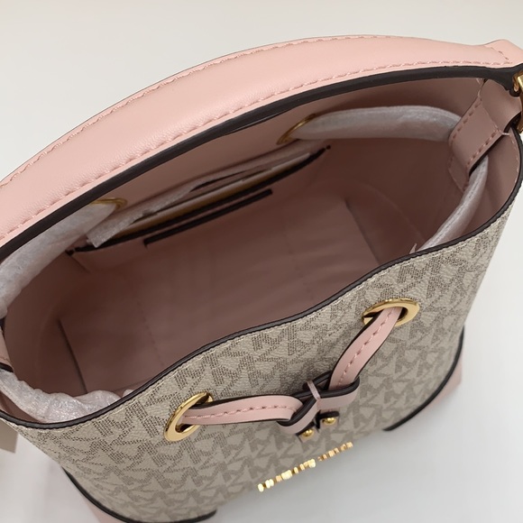 MICHAEL KORS
Mercer Small Logo Bucket crossbody Bag Powder Blush Multi Color - Picture 10 of 15